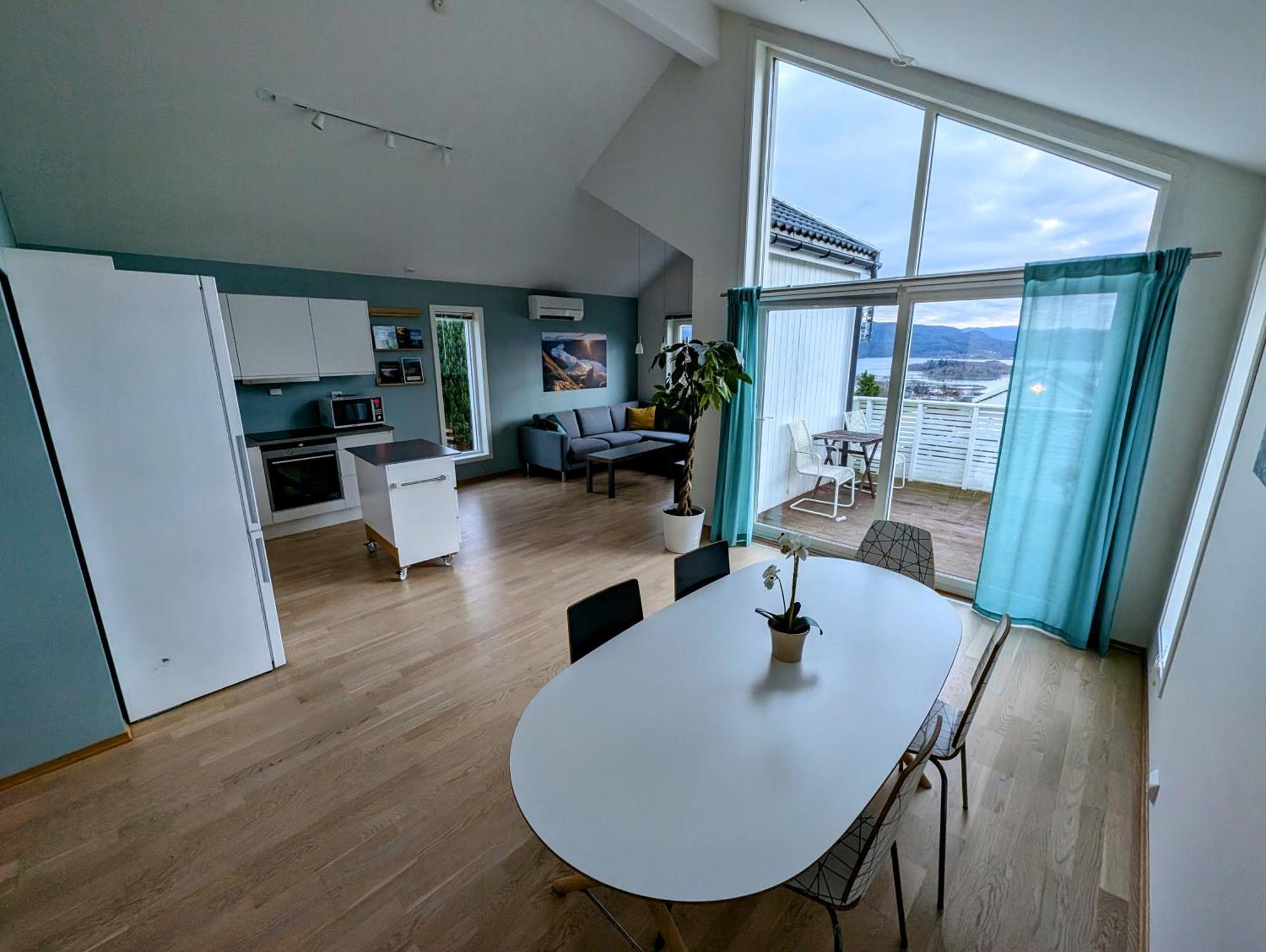 Bright Fjord View Apartment